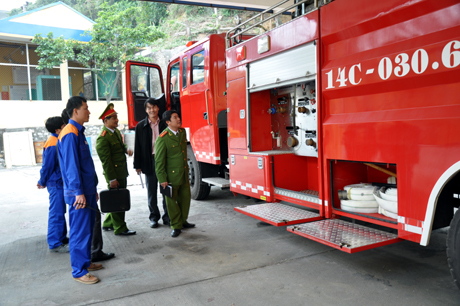 CBCS Phòng Cảnh sát PCCC và CNCH - Công an tỉnh kiểm tra trang thiết bị, phương tiện chữa cháy tại Công ty Xăng dầu B12.