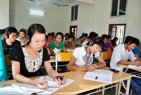 Sinh viên Trường Cao đẳng Y Quảng Ninh trong giờ học ngoại ngữ. Ảnh: Ngọc Hà