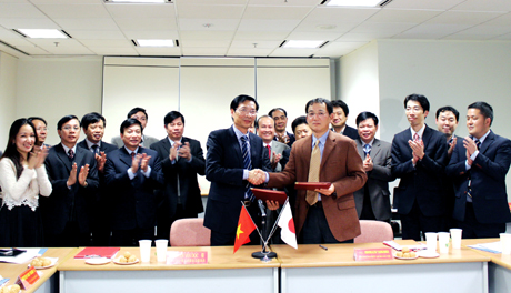 Lãnh đạo tỉnh Quảng Ninh và Tổ chức xúc tiến thương mại Nhật Bản (Jetro) ký ghi nhớ hợp tác thúc đẩy đầu tư Nhật Bản vào Quảng Ninh, ngày 18-1-2013. Ảnh: NGỌC LAN