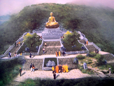 Tượng Phật hoàng Trần Nhân Tông có tư thế ngồi tĩnh tại; được đặt trang trọng tại khu vực tượng đá An Kỳ Sinh, trên độ cao hơn 1.000m so với mực nước biển. Tượng nặng 138 tấn, chiều cao tính từ bệ 9,9m, được đúc liền khối bằng đồng nhập khẩu từ Úc.