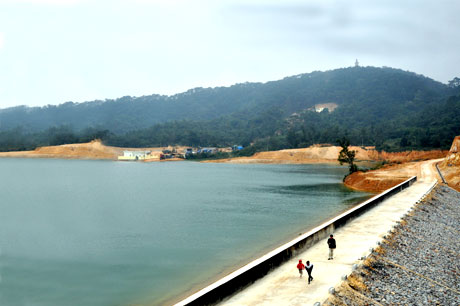 Hồ chứa nước ngọt Trường Xuân có dung tích 170.000m3 đóng vai trò cung cấp nước ngọt sinh hoạt cho hơn 4.000 người dân huyện đảo.