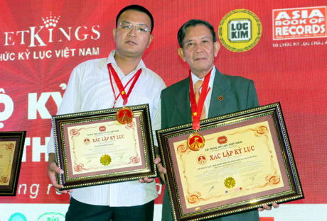 Hai cha con NSNA Đỗ Kha - Đỗ Giang tại buổi trao bằng xác lập kỷ lục gia chụp ảnh về Vịnh Hạ Long tại TP Hồ Chí Minh, tháng 9-2013.