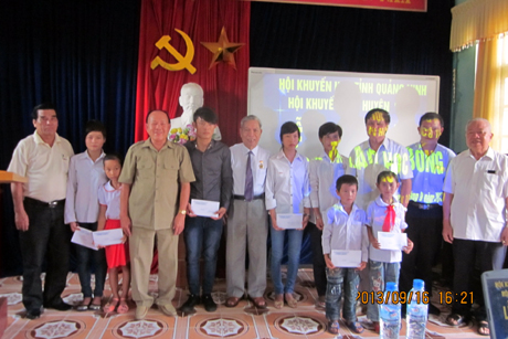 Hội khuyến học tỉnh trao học bổng cho học sinh nghèo hiếu học huyện Cô Tô nhân dịp năm học mới 2013-2014.
