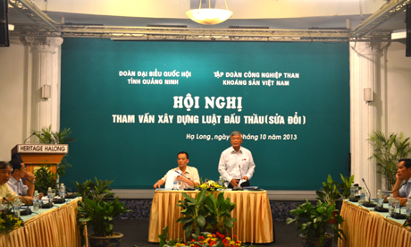 Đồng chí Trần Xuân Hòa, ĐBQH khóa XIII tỉnh, chủ tịch hội đồng thành viên vinacomin phát biểu tại hội nghị