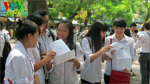 Học sinh trao đổi sau khi làm xong bài trong kỳ thi tốt nghiệp THPT năm 2013