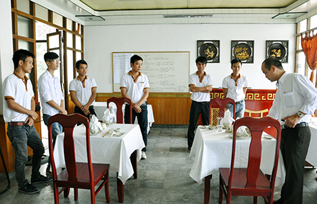 Giảng viên hướng dẫn nhân viên du lịch Công ty CP Du thuyền Đông Dương kỹ năng phục vụ bàn trong nhà hàng.