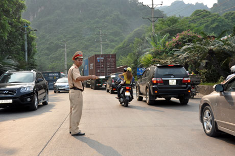Lực lượng CSGT điều tiết giao thông giải toả ùn tắc.
