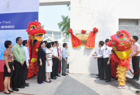 Gắn biển công trình chào mừng 50 năm Ngày thành lập tỉnh cho Tổ hợp Thương mại và Giải trí Halong Marine Plaza
