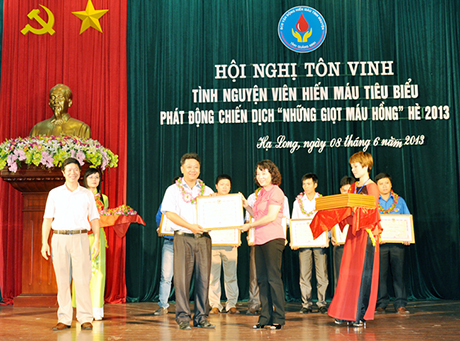 Đồng chí Vũ Thị Thu Thuỷ, Phó Chủ tịch UBND tỉnh và đồng chí Vũ Thành Long, Phó Ban Dân vận Tỉnh uỷ trao Bằng khen cho các tình nguyện viên hiến máu tiêu biểu năm 2013.