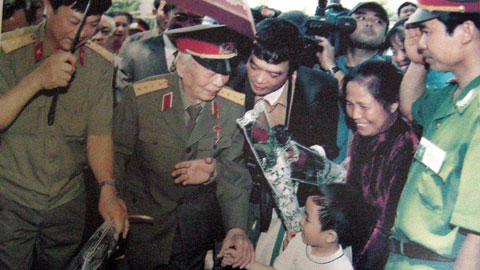 Đại tướng với các thế hệ đồng bào Điện Biên (tháng 4/2004, ảnh: tư liệu  của Bộ TTT)