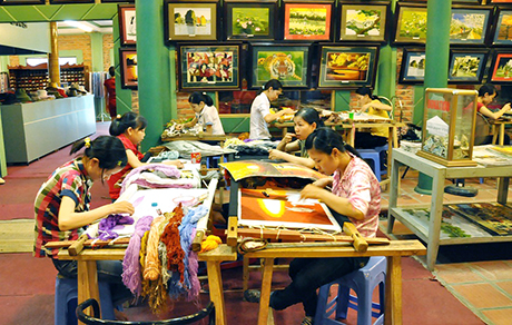 Công nhân Công ty CP Gốm sứ Thành Đồng (xã Bình Dương, Đông Triều) sản xuất sản phẩm tranh thêu.