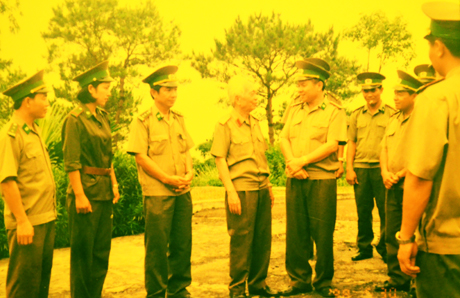 Đại tướng Võ Nguyên Giáp động viên cán bộ chiến sĩ Bộ chỉ huy Bộ đội biên phòng Quảng Ninh, ngày 21-7-1999 tại Bãi Cháy (ảnh do ông Nguyễn Quang Vinh cung cấp)
