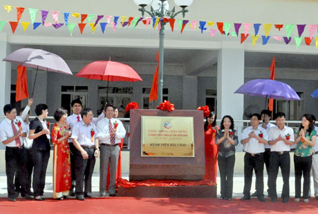 Đồng chí Vũ Thị Thu Thuỷ, Phó Chủ tịch UBND tỉnh cùng các đại biểu gắn biển chào mừng 50 năm thành lập tỉnh cho công trình toà nhà 11 tầng số 2 của Bệnh viện Bãi Cháy.