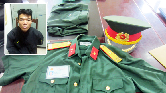 Đối tượng Nguyễn Duy Hùng và bộ quân phục mặc để lừa đảo
