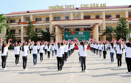 Học sinh Trường THPT Chu Văn An với Hội khoẻ Phù Đổng lần thứ nhất, năm 2011.