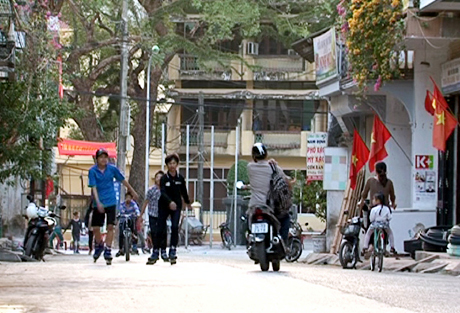 Trượt patin trên đường phố, dễ gây tai nạn cho những người tham gia giao thông.   Ảnh: XUÂN THAO (Đài Tiên Yên)