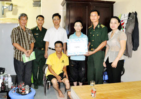 Hải đội 2 BĐBP tỉnh và UBND phường Hồng Hà (TP Hạ Long) thăm, tặng quà và nhận đỡ đầu em Ngô Quang Hiếu, trú tại tổ 3, khu 1, phường Hồng Hà từ tháng 9-2013 đến tháng 9-2017. Ảnh: Nhật Dạ