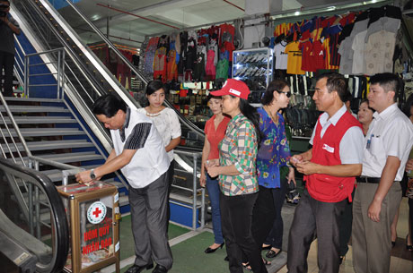 Đông đảo cá nhân, tiểu thương Chợ Cẩm Đông tham gia ủng hộ Hòm quỹ nhân đạo.