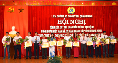 Lãnh đạo LĐLĐ tỉnh tặng bằng khen của LĐLĐ tỉnh cho các tập thể, cá nhân có thành tích trong phong trào thi đua chào mừng 50 năm thành lập tỉnh, Đại hội XI Công đoàn Việt Nam