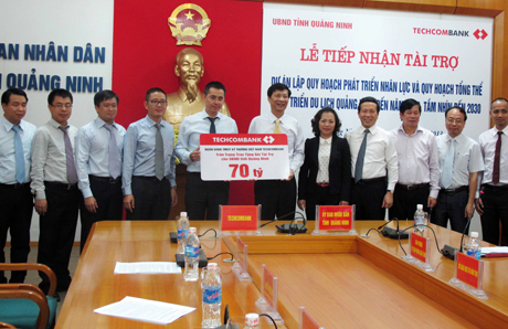 Đồng chí Nguyễn Văn Đọc, Chủ tịch UBND tỉnh tiếp nhận khoản tài trợ 70 tỷ đồng từ Techcombank