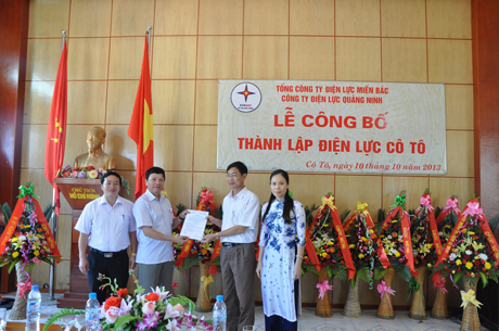 Ông Phùng Ngọc Phong, Giám đốc Công ty Điện lực Quảng Ninh (đứng thứ 2 từ trái sang) trao quyết định thành lập cho đại diện Điện lực Cô Tô.