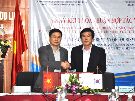 Đại diện lãnh đạo ngành du lịch Quảng Ninh và JeJu cam kết thực hiện nội dung bản thỏa thuận hợp tác về du lịch