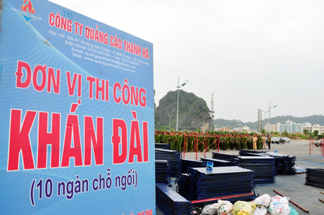 Khu vực khán đài có sức chứa 10 nghìn chỗ ngồi.