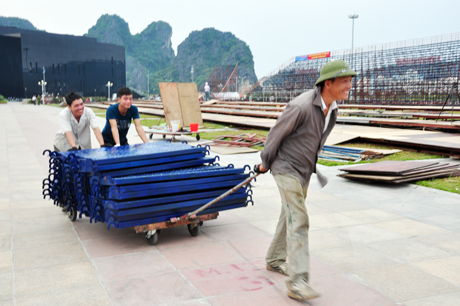 Vận chuyển các miếng lắp ghép tại khu vực khán đài.