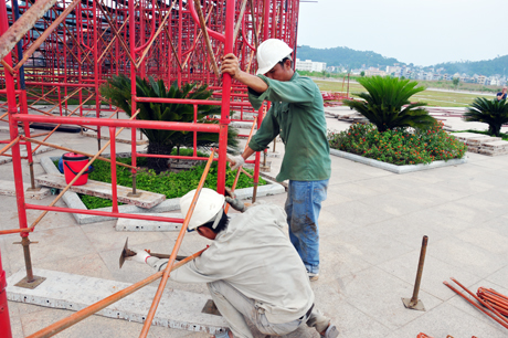 Khu vực khán đài có thiết kế diện tích rộng, chiều cao lớn nên được gia cố chắc chắn, đảm bảo an toàn.
