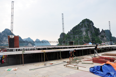 Khu vực sân khấu rộng hơn 1000m2 đang được khẩn trương lắp đặt.