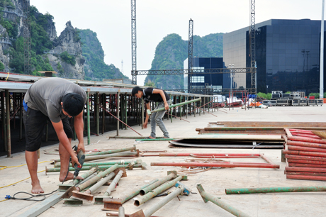 Để hoàn thành đúng tiến độ, đơn vị thi công huy động tối đa lực lượng.