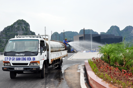 Xung quanh khu vực quảng trường 30-10 đang được dọn vệ sinh, sửa chữa tiểu cảnh.