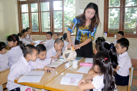Giờ Tự nhiên - Xã hội của lớp 3A5, Trường Tiểu học Hạ Long (TP Hạ Long) được dạy theo phương pháp “Bàn tay nặn bột”