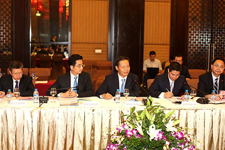 Đoàn đại biểu Khu tự trị dân tộc Choan Quảng Tây dự buổi hội đàm.