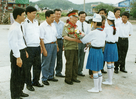 Thiếu nhi Quảng Ninh tặng hoa Đại tướng Võ Nguyên Giáp khi Đại tướng về thăm Cung Văn hoá thiếu nhi Quảng Ninh, ngày 28-7-1999. (ảnh: Tư liệu của Cung Văn hoá thiếu nhi Quảng Ninh).