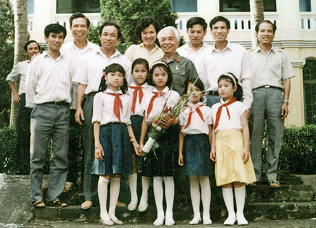 Đại tướng Võ Nguyên Giáp chụp ảnh lưu niệm với thiếu nhi Cẩm Phả khi Đại tướng về thăm Quảng Ninh năm 1991. (ảnh tư liệu của ông Vũ Cẩm, nguyên Phó Chủ tịch UBND tỉnh)