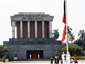  Lễ treo cờ rủ Quốc tang Đại tướng Võ Nguyên Giáp được tiến hành tại Quảng trường Ba Đình ngày 11/10/2013 (Ảnh: Nguyễn Dân/TTXVN)
