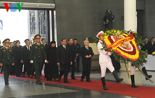 Tổng Bí thư Nguyễn Phú Trọng dẫn đầu đoàn đại biểu BCH Trung ương Đảng Cộng sản Việt Nam vào viếng Đại tướng Võ Nguyên Giáp.