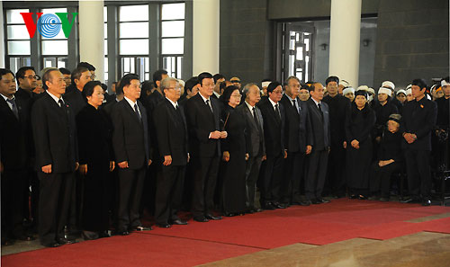 Chủ tịch nước Trương Tấn Sang dẫn đầu Đoàn đại biểu Nhà nước viếng Đại tướng Võ Nguyên Giáp.