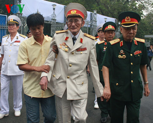Các cựu chiến binh đến viếng Đại tướng tại Hội trường Thống nhất TP.HCM