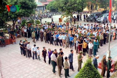 Hàng nghìn người đã tập trung về trụ sở Ban chỉ huy quân sự tỉnh Thanh Hóa để tham dự lễ viếng.