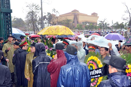 Tại Quảng Bình: Người dân đội mưa vào viếng Đại tướng 