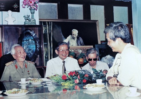 Hình ảnh Đại tướng Võ Nguyên Giáp và GS Phan Huy Lê (ngồi bên cạnh) cùng một số nhà sử học chụp năm 1998