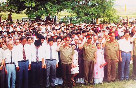Đại tướng Võ Nguyên Giáp thăm và thắp hương tại đài tưởng niệm Đệ tứ Chiến khu Trần Hưng Đạo năm 1995