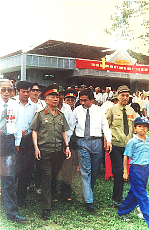 Đại tướng Võ Nguyên Giáp thăm Đệ tứ Chiến khu Trần Hưng Đạo năm 1995