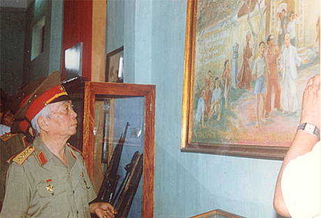 Đại tướng Võ Nguyên Giáp thăm nhà truyền thống Đệ tứ Chiến khu Trần Hưng Đạo (Chiến khu Đông Triều) năm 1995