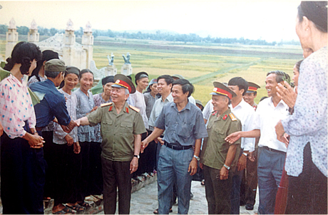 Đại tướng Võ Nguyên Giáp thăm Đền thờ Bà nữ tướng Lê Chân (Đông Triều) năm 1995