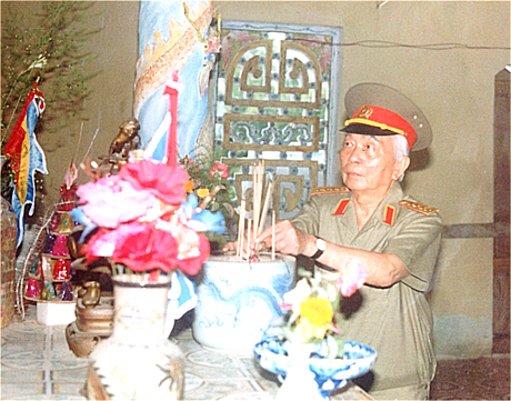 Đại tướng Võ Nguyên Giáp thắp hương tại Đền thờ Bà nữ tướng Lê Chân (Đông Triều) năm 1995