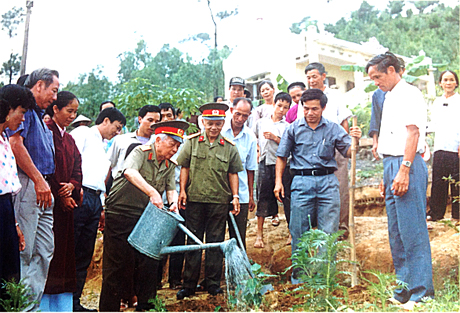 Đại tướng Võ Nguyên Giáp trồng cây lưu niệm tại Đền thờ Bà nữ tướng Lê Chân (Đông Triều) năm 1995