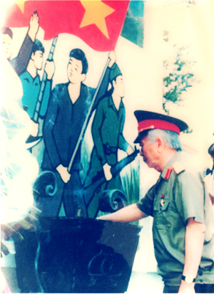 Đại tướng Võ Nguyên Giáp thắp hương tại Đài tưởng niệm Đệ tứ Chiến khu Trần Hưng Đạo (Chiến khu Đông Triều) năm 1995